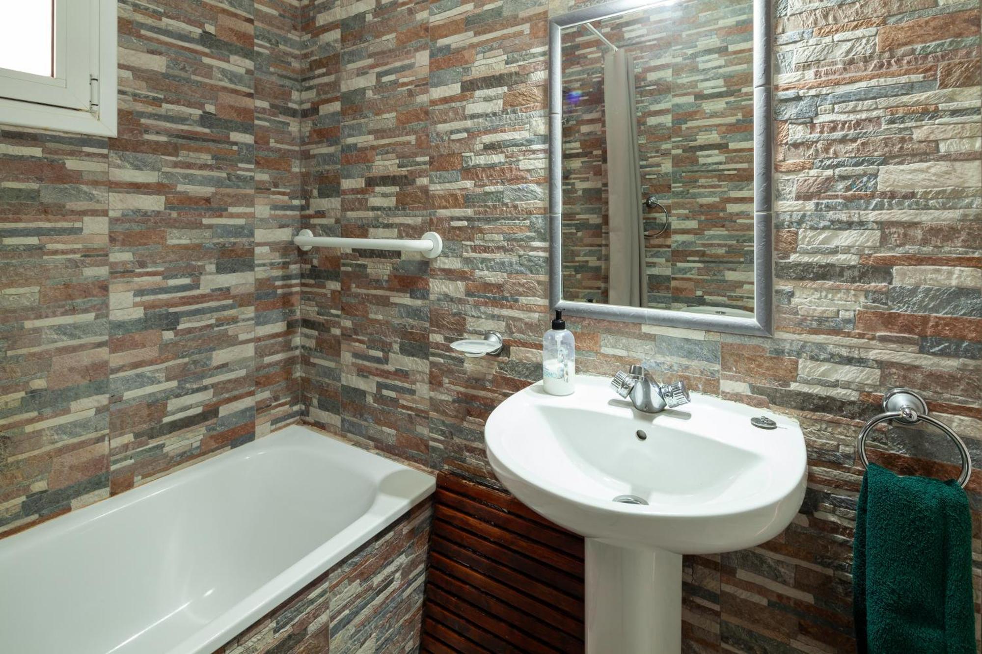 Bright Spacious 1 Bed Apartment Нерха Экстерьер фото